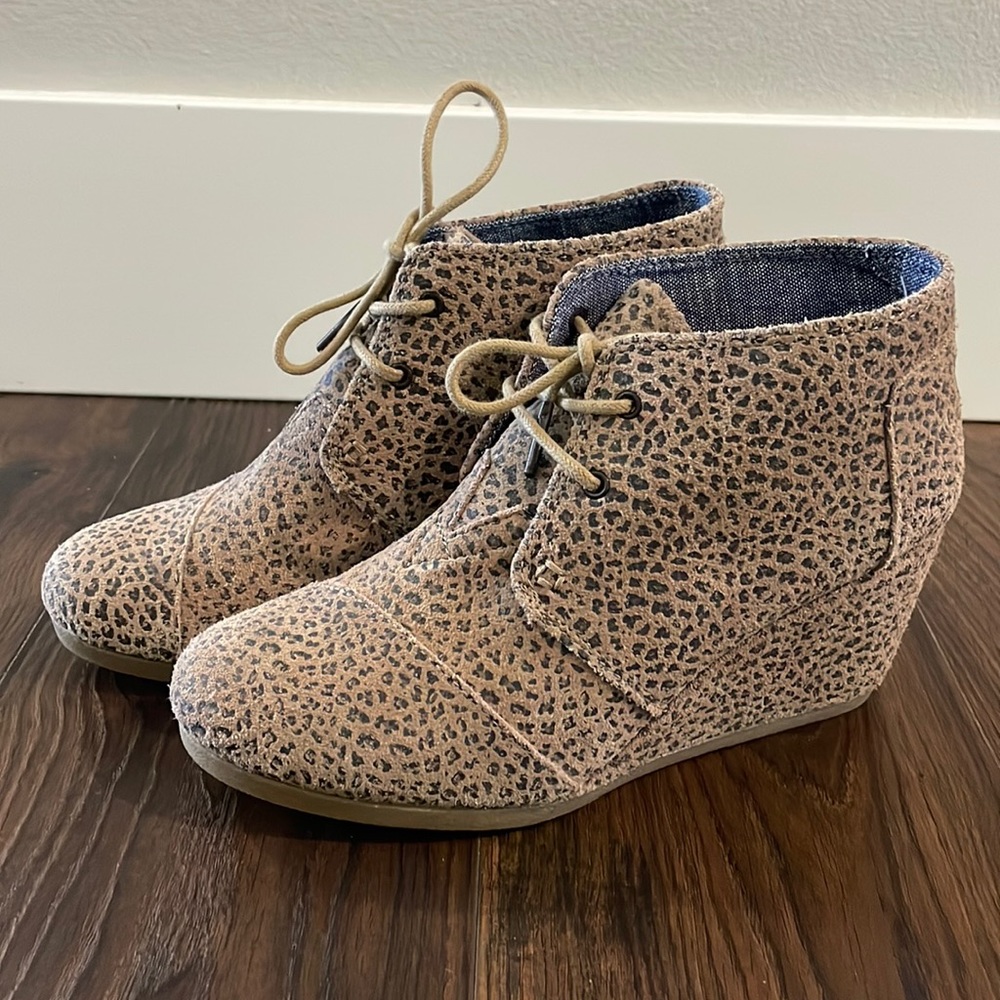TOMS Leopard Wedge Shoe, size 7